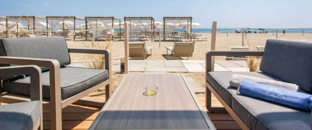 Terme-Beach-Resort-Punta-Marina-Ravenna-junior-suite-divani-sulla-spiaggia-privata