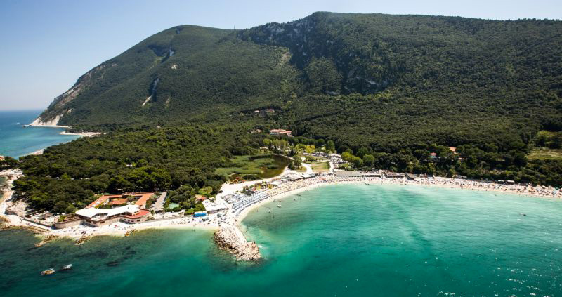 portonovo-baia-color-smeraldo-conero-spiaggia-naturale