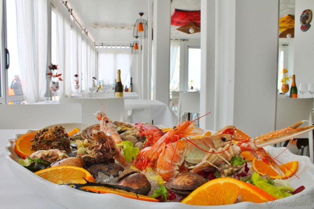 ristorante-patty-da-diego-pesce-crudita-riccione-interni-gamberi-vassoio-living-riviera