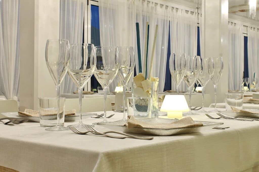 ristorante-patty-da-diego-pesce-crudita-riccione-interni-tavolo-mise-en-plice-living-riviera