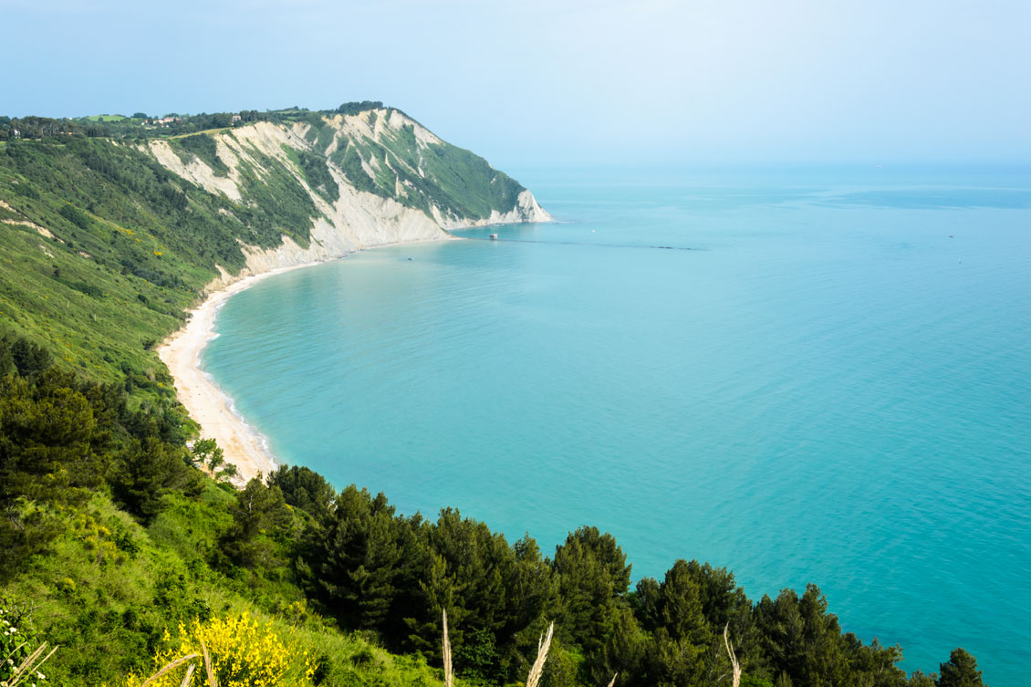 spiaggia-mezzavalle-naturale-conero-ancona